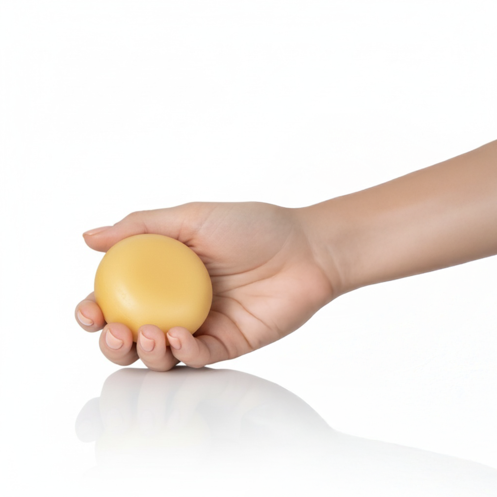 Mano sosteniendo una barra de acondicionador solido anticaspa aroma maracuya naranja